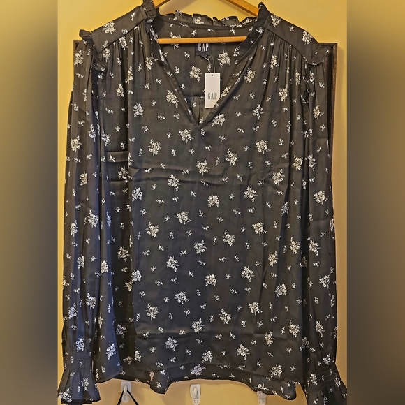 Gap Satin V-Neck Top size  L tall NWT - Picture 1 of 2